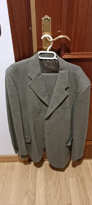 Dos trajes de hombre gris Marengo y beige clarito