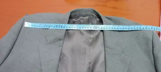 Dos trajes de hombre gris Marengo y beige clarito