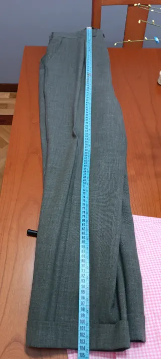 Dos trajes de hombre gris Marengo y beige clarito