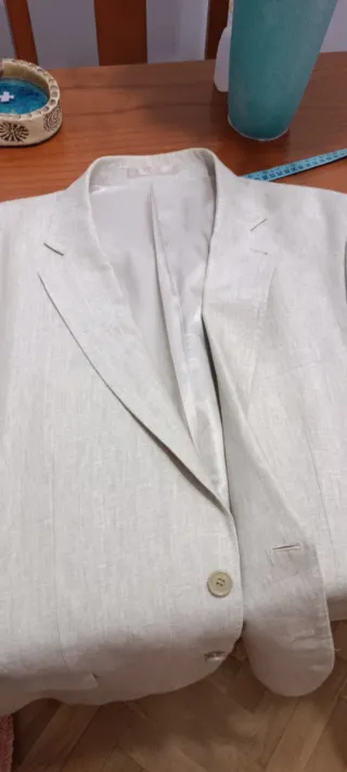 Dos trajes de hombre gris Marengo y beige clarito