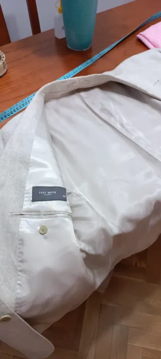 Dos trajes de hombre gris Marengo y beige clarito