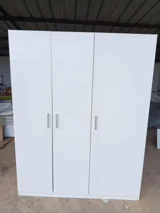 Armario blanco de madera