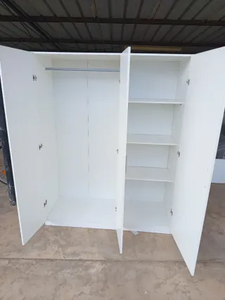 Armario blanco de madera