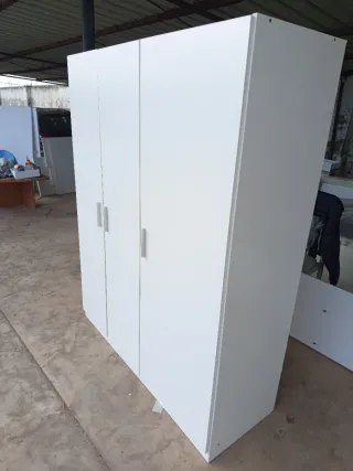 Armario blanco de madera