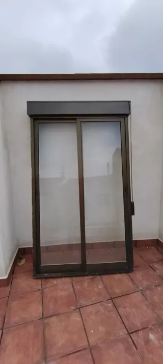 Ventana balconera corredera, de aluminio marrón