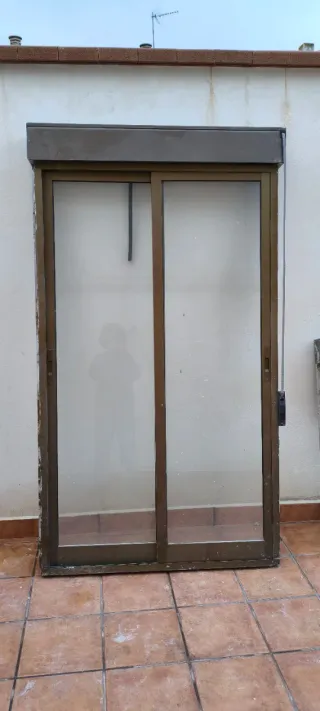 Ventana balconera corredera, de aluminio marrón