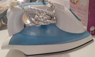 Plancha de ropa azul y blanca