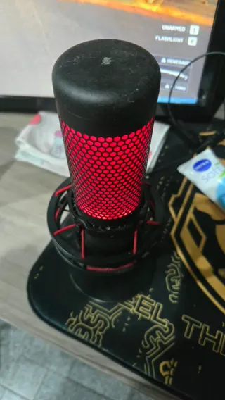 Micrófono HyperX con luz roja