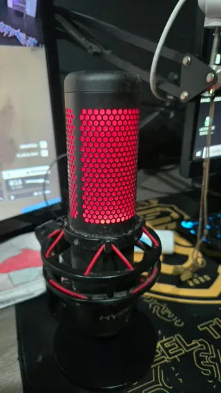 Micrófono HyperX con luz roja