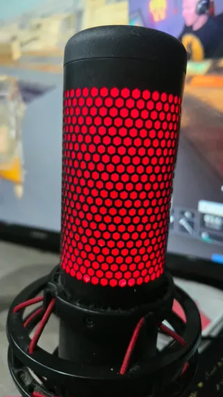 Micrófono HyperX con luz roja