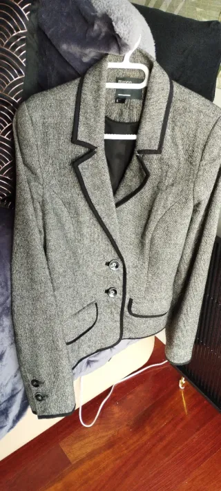 Traje Chaqueta y Falda de Blanco