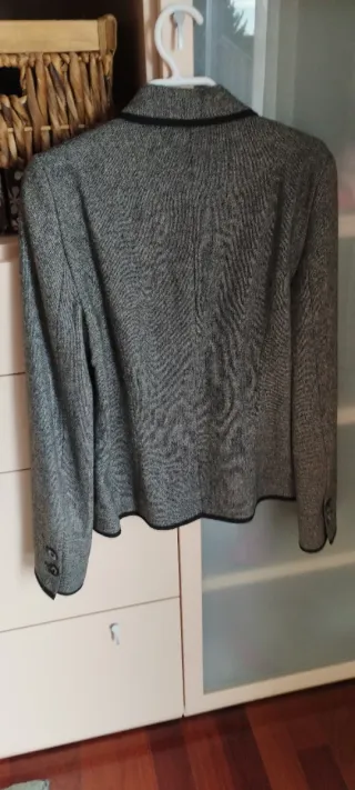 Traje Chaqueta y Falda de Blanco