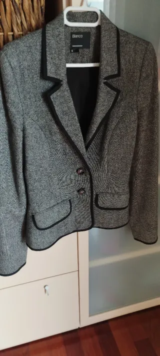 Traje Chaqueta y Falda de Blanco