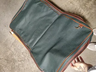 Portatrajes de piel verde y marrón