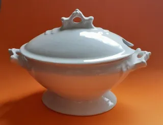 Sopera de porcelana blanca