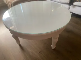 Mesa redonda blanca con tapa de cristal