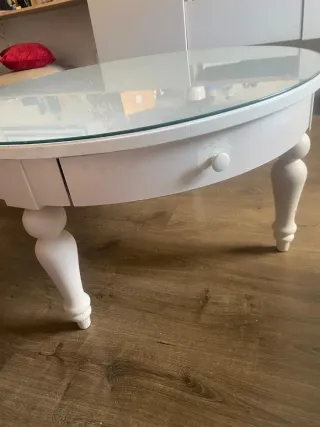 Mesa redonda blanca con tapa de cristal