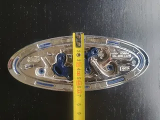 Chapa Ford Azul y Cromada, grande.