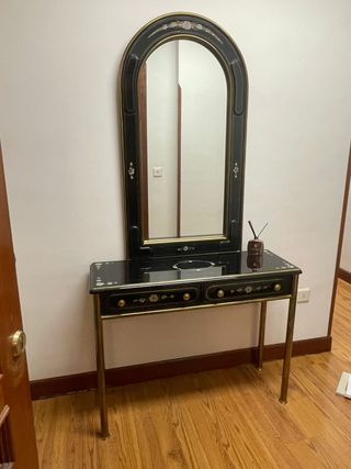 Mueble tocador con espejo negro y dorado