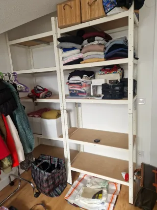 Estanterías metálicas y madera