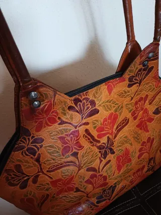 Bolso artesanal de cuero con flores
