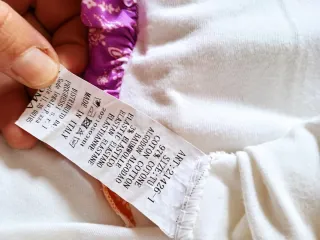 Camiseta blanca con volantes de colores