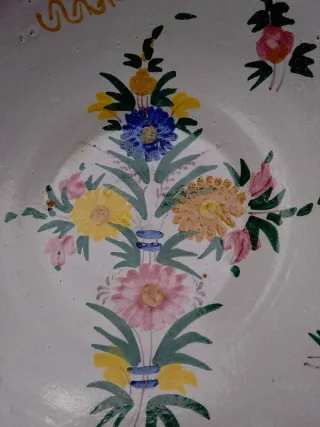 Plato antiguo decorado flores grande