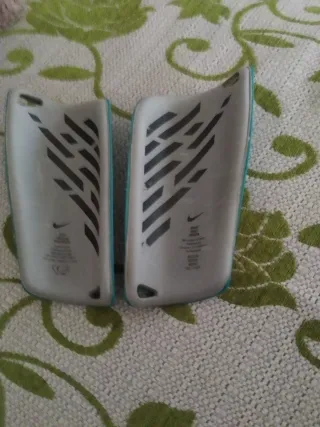 Espinilleras Nike niño