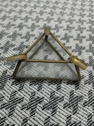 Cenicero triangular metal y cristal