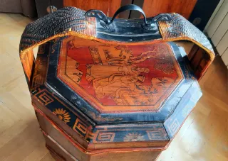 Baúl/costurero asiático antiguo de madera y mimbre