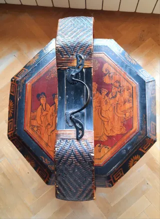 Baúl/costurero asiático antiguo de madera y mimbre