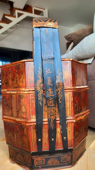 Baúl/costurero asiático antiguo de madera y mimbre