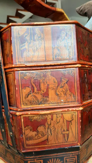 Baúl/costurero asiático antiguo de madera y mimbre