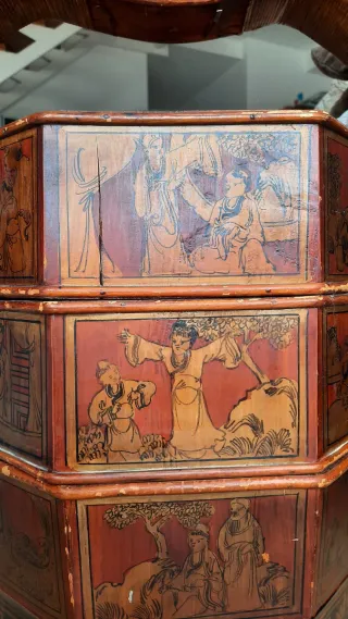 Baúl/costurero asiático antiguo de madera y mimbre