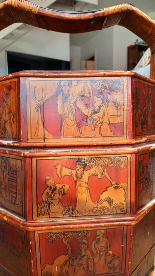 Baúl/costurero asiático antiguo de madera y mimbre