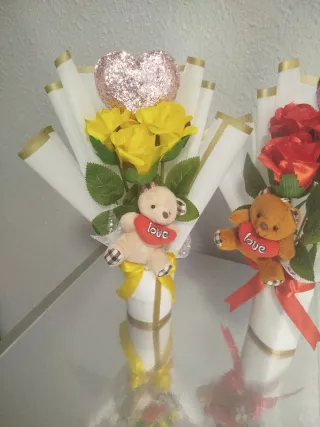 Ramos de rosas con ositos y corazón