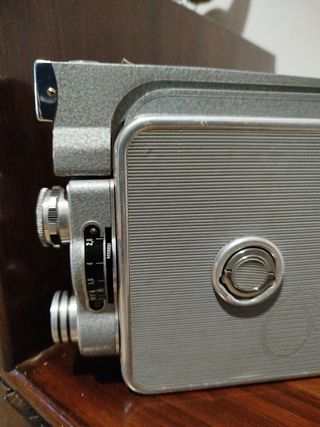 Cámara de cine vintage plateada