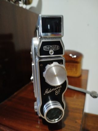 Cámara de cine vintage plateada