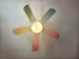 Ventilador de techo multicolor o blanco.