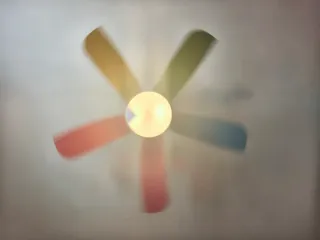 Ventilador de techo multicolor o blanco.