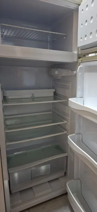 Nevera INDESIT blanca con congelador