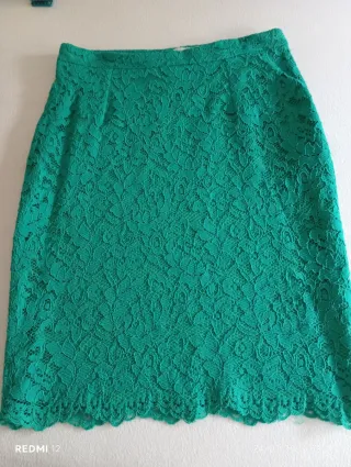 Falda verde de encaje para eventos