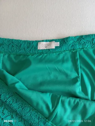 Falda verde de encaje para eventos