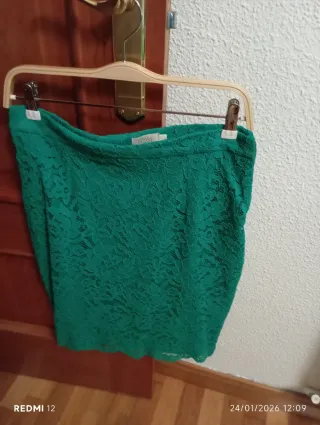 Falda verde de encaje para eventos