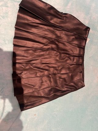 Falda negra de cuero sintético plisada