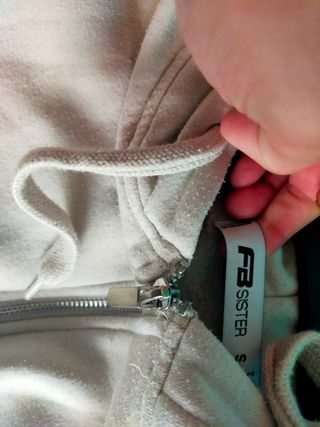 Chaqueta deportiva beige con cremallera