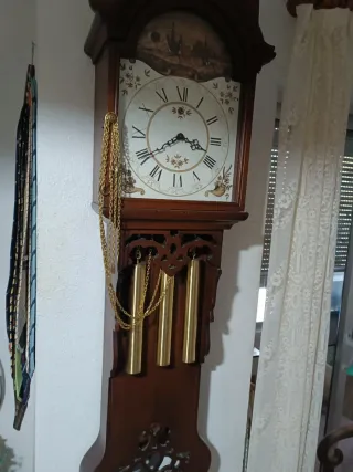 Reloj de péndulo antiguo de madera