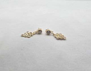 Pendiente de oro de 18k circonitas, 1.34 g.