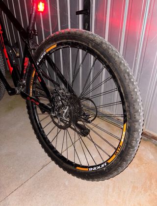 Bicicleta WST Negra y Roja