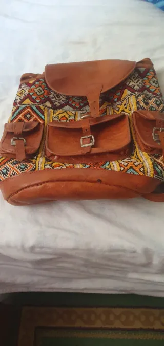 Mochila de cuero con diseño étnico